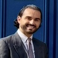 Fabien Fontaine devant la vitrine de l'agence