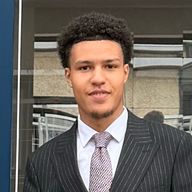 Jameldine Majdoubi devant la vitrine de l'agence